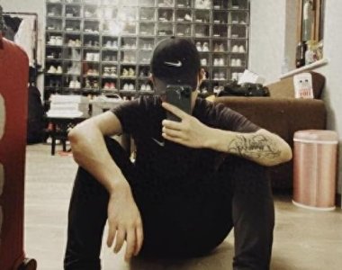 ​PGone罕见晒正面照，面色蜡黄星味全无，靠网店维持生计