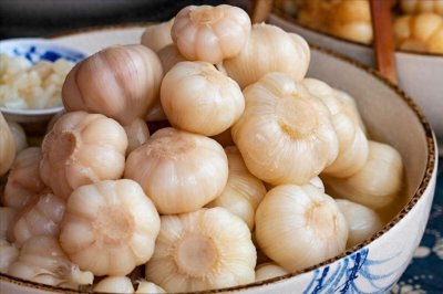 ​腌糖蒜，只用糖和醋不正宗，60岁保姆教2招，酸甜脆爽，不烧心