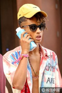 ​贾登史密斯与女友出街敞胸露怀秀八块肌 饮料贴脸假装打电话