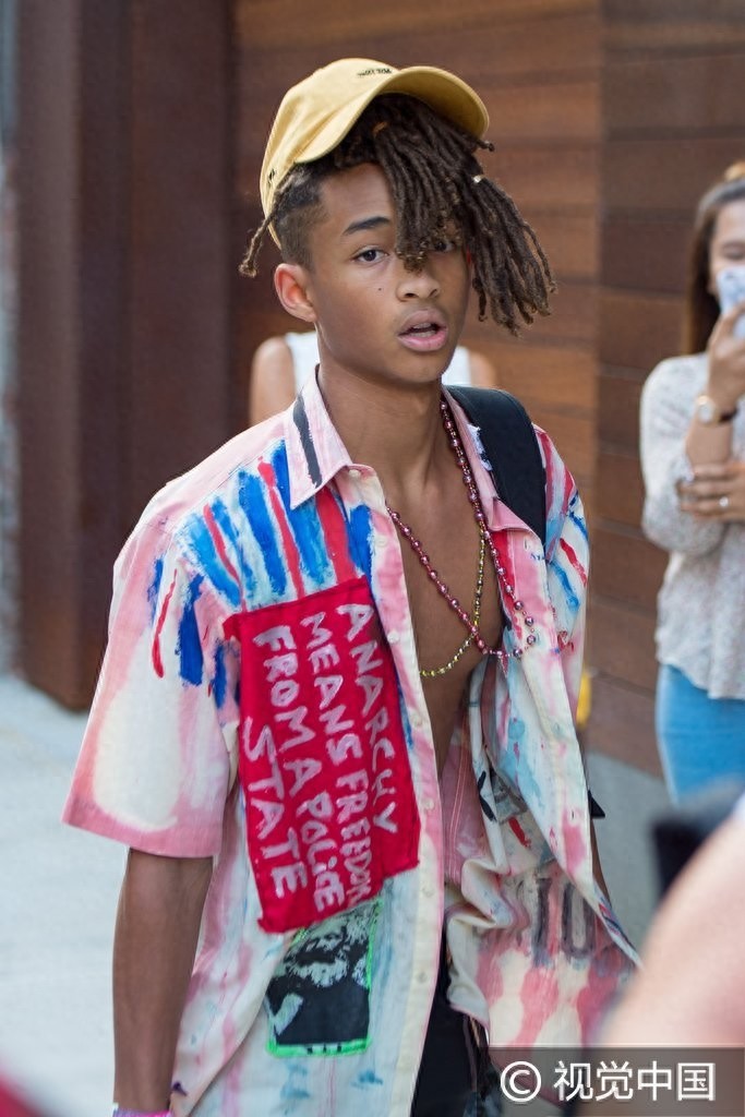 贾登史密斯与女友出街敞胸露怀秀八块肌 饮料贴脸假装打电话