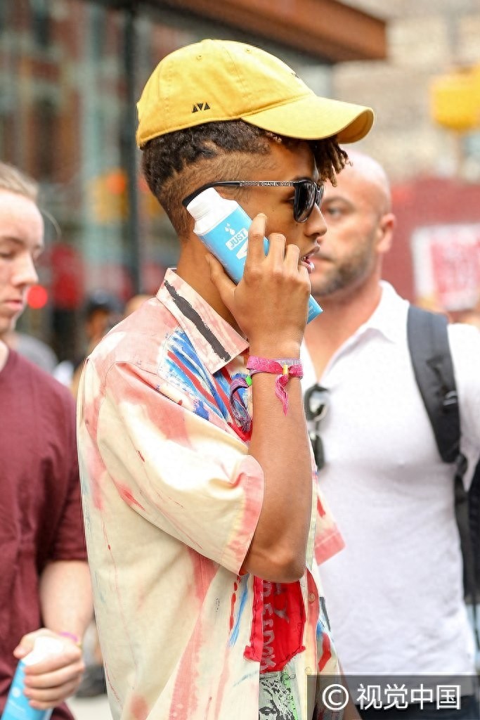 贾登史密斯与女友出街敞胸露怀秀八块肌 饮料贴脸假装打电话