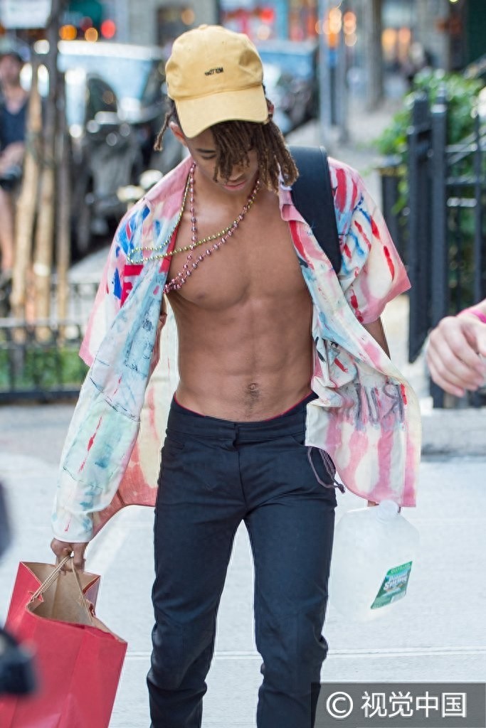 贾登史密斯与女友出街敞胸露怀秀八块肌 饮料贴脸假装打电话