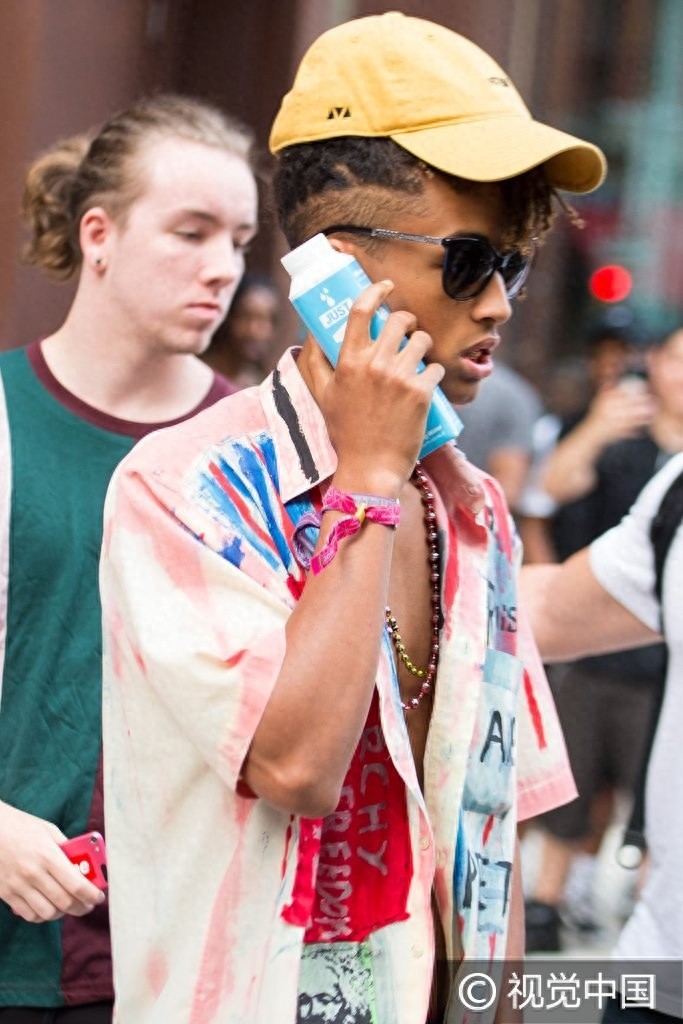 贾登史密斯与女友出街敞胸露怀秀八块肌 饮料贴脸假装打电话