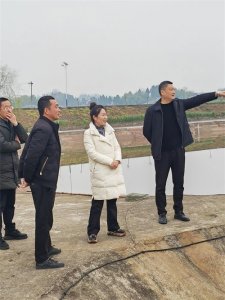 ​王朝霞到团寨村渔业养殖基地调研