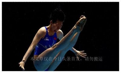 ​16岁中国跳水小将严重失误！身体倾斜砸入水中，裁判给出2.5分。