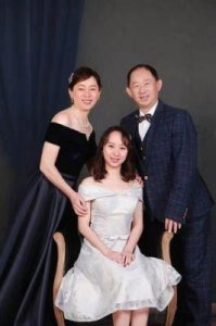 ​国家一级演员携手大学同学共度38载风雨，幸福的一家三口