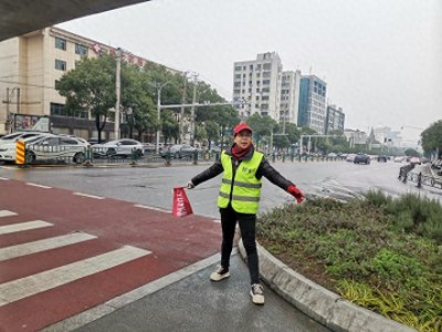 ​交通劝导员李芬：见证文明咸宁的蜕变