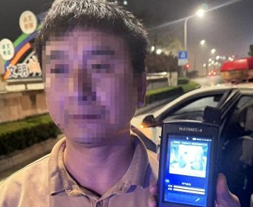 ​男子酒驾被查，朋友醉驾来接？！交警一查，竟然还是无证驾驶！