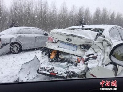 ​黑龙江哈绥高速发生多车连撞事故(图)