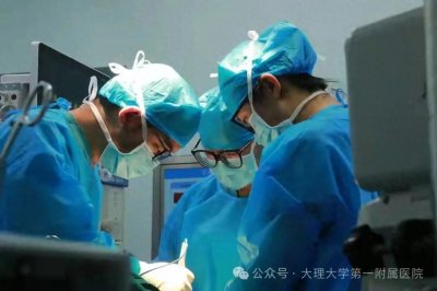 ​云南2岁孩子误咬电池爆炸，医生妙手取出碎屑，安全无虞