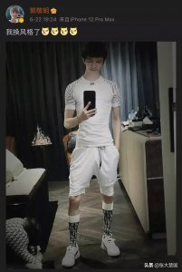 ​郭敬明晒自拍照整出1米8的感觉，网友神还原其实只有1米39