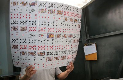 ​实拍扑克第一股自动化流水线，年产4亿副扑克牌，年赚3个多亿