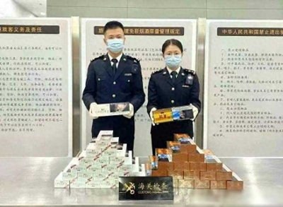 ​一旅客携带41条共计8200支香烟入境，被泉州海关暂扣