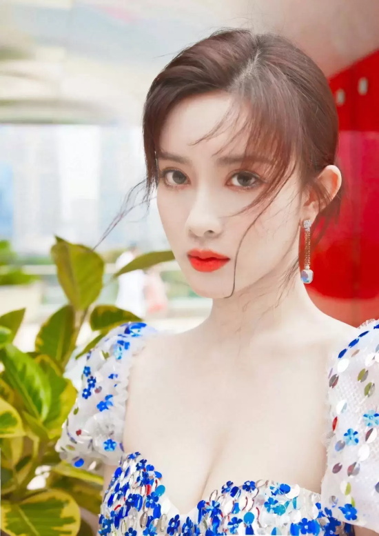 孟子义泡泡袖连衣裙写真太美啦，薄纱点缀亮片让人眼前一亮