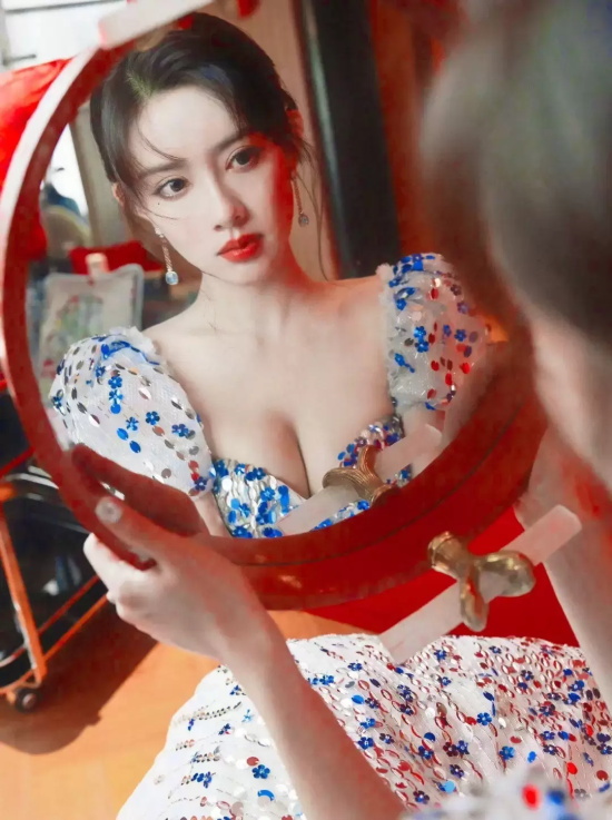 孟子义泡泡袖连衣裙写真太美啦，薄纱点缀亮片让人眼前一亮