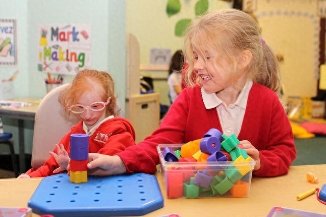 外国“瓷娃娃”一出生就被医生判死刑，爸妈却把她养成了小公主