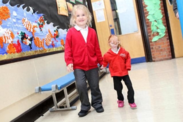 外国“瓷娃娃”一出生就被医生判死刑，爸妈却把她养成了小公主