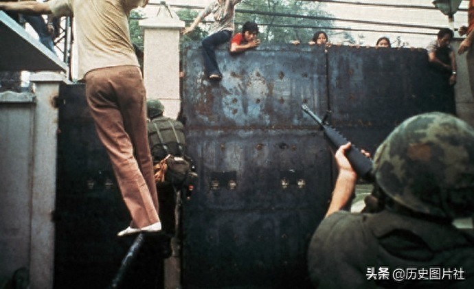 胜利的欢呼：1975年4月30日越共占领南越首都西贡，越南战争结束