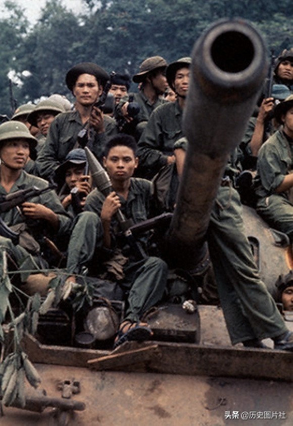 胜利的欢呼：1975年4月30日越共占领南越首都西贡，越南战争结束
