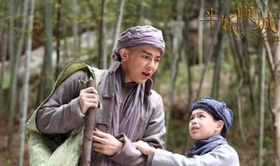 ​混血儿西蒙子7岁就和成龙合作，又出演于正新剧，演技精湛